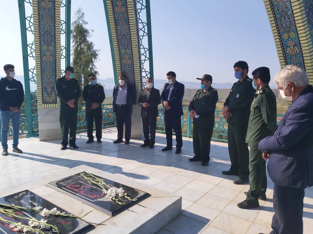 به مناسبت دهه بصیرت و شهادت سپهبدشهیدحاج قاسم سلیمانی ؛ غبارروبی و عطر افشانی شهدای گمنام دهدشت برگزار شد