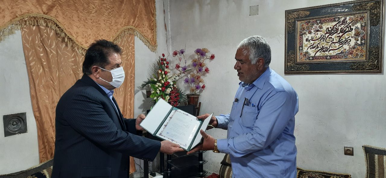 تجلیل سرپرست مخابرات منطقه کهگیلویه وبویراحمد از شهروند مسئولیت پذیری که مانع سرقت تجهیزات مخابرات شد /+تصویر