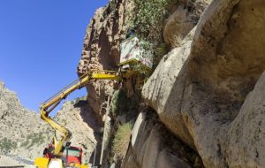 عملیات تعمیر و ساقه زنی شبکه برق در جاده سرفاریاب به سادات