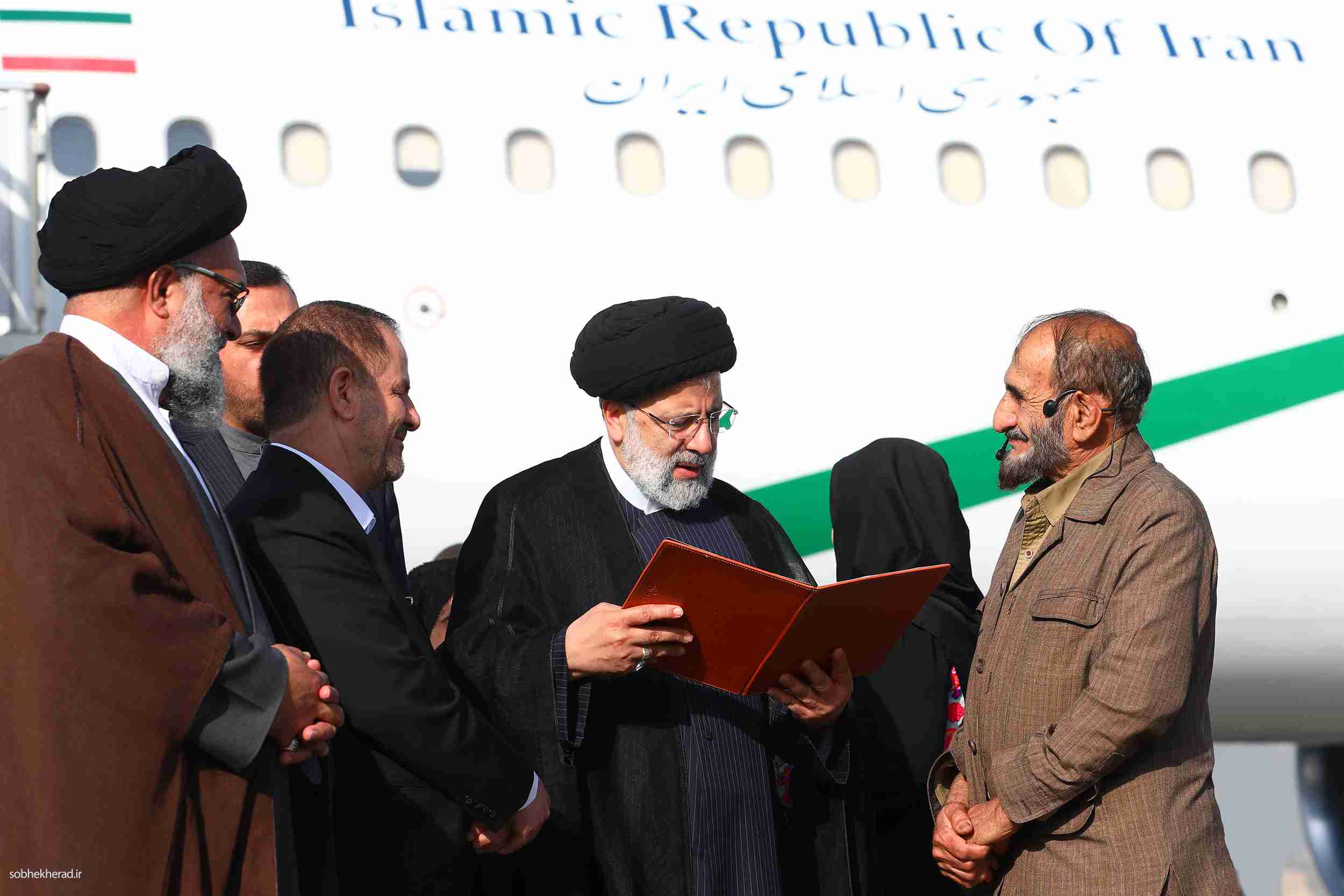 اهداي لوح تقدیر معلم طبیعت ایران به رئیس جمهور در سفر استانی به کهگیلویه وبویراحمد اهداي لوح تقدیر معلم طبیعت ایران به رئیس جمهور در سفر استانی به کهگیلویه وبویراحمد