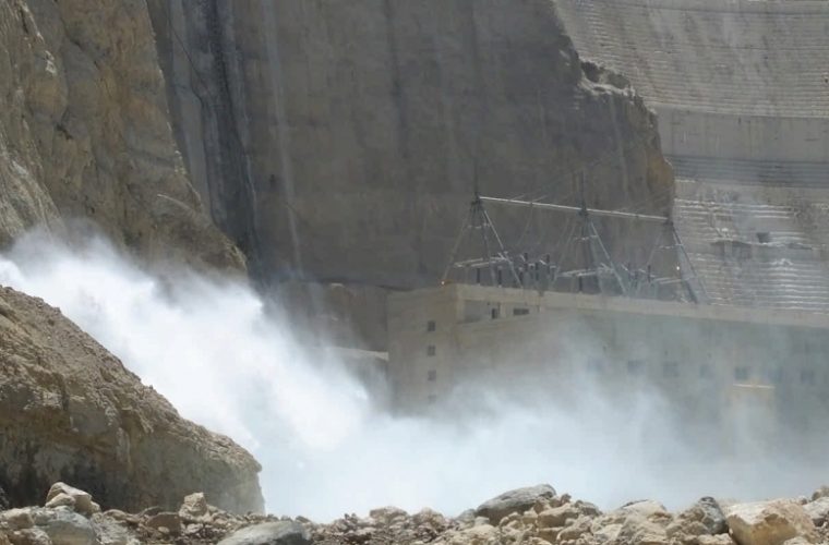 سد  چم شیر در گچساران را می‌توان نماد خودباوری ملی و اوج صنعت سدسازی در ایران نامید