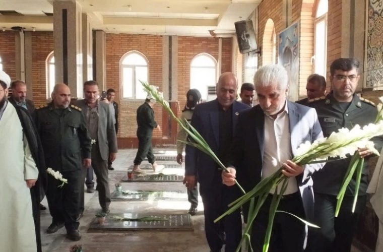 گلزار مطهر شهدای گچساران به مناسبت هفته دفاع مقدس  عطرافشانی  شد