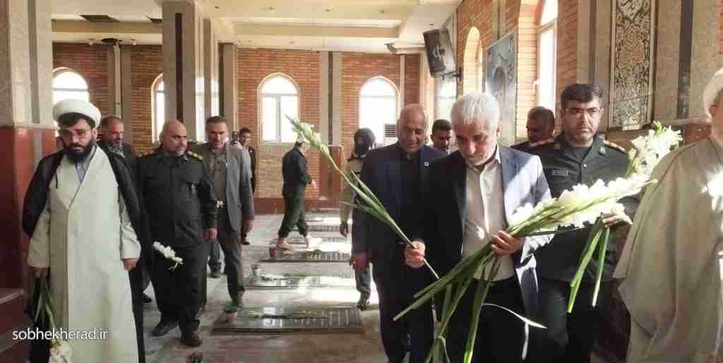 گلزار مطهر شهدای گچساران به مناسبت هفته دفاع مقدس  عطرافشانی  شد