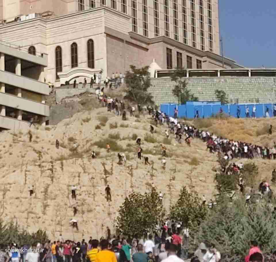 به مردمی که به عشق رونالدو تپه‌نوردی کردند، فحش ندهید