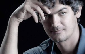 مدال افتخار پدر پیوند کبد خاورمیانه بر گردن مستند ساز یاسوجی مدال افتخار پدر پیوند کبد خاورمیانه بر گردن مستند ساز یاسوجی