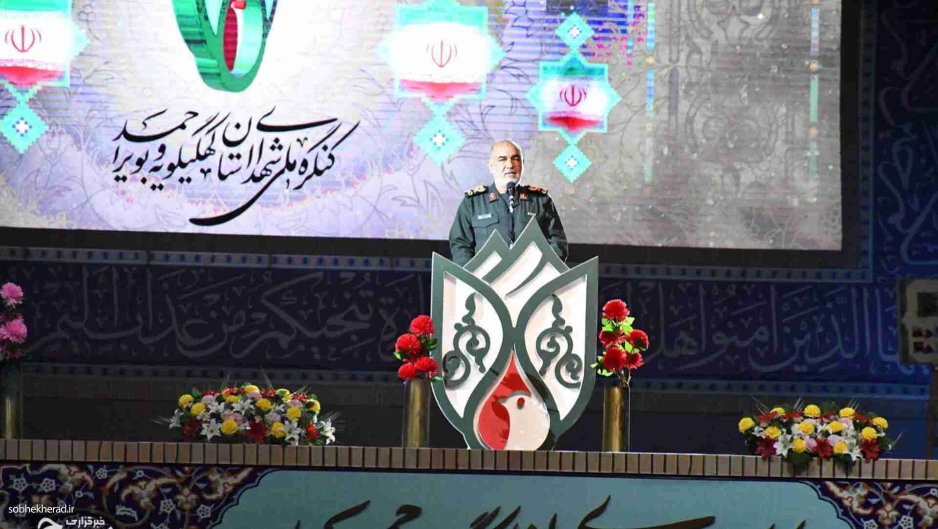 مردمان مؤمن اینجا جمع شدند تا از ستاره‌های افتخاراتشان تجلیل کنند