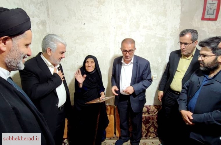 دیدار استاندار کهگیلویه و بویراحمد با خانواده شهید دیزگانی در روستای باباکلان گچساران