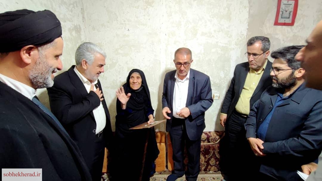دیدار استاندار کهگیلویه و بویراحمد با خانواده شهید دیزگانی در روستای باباکلان گچساران