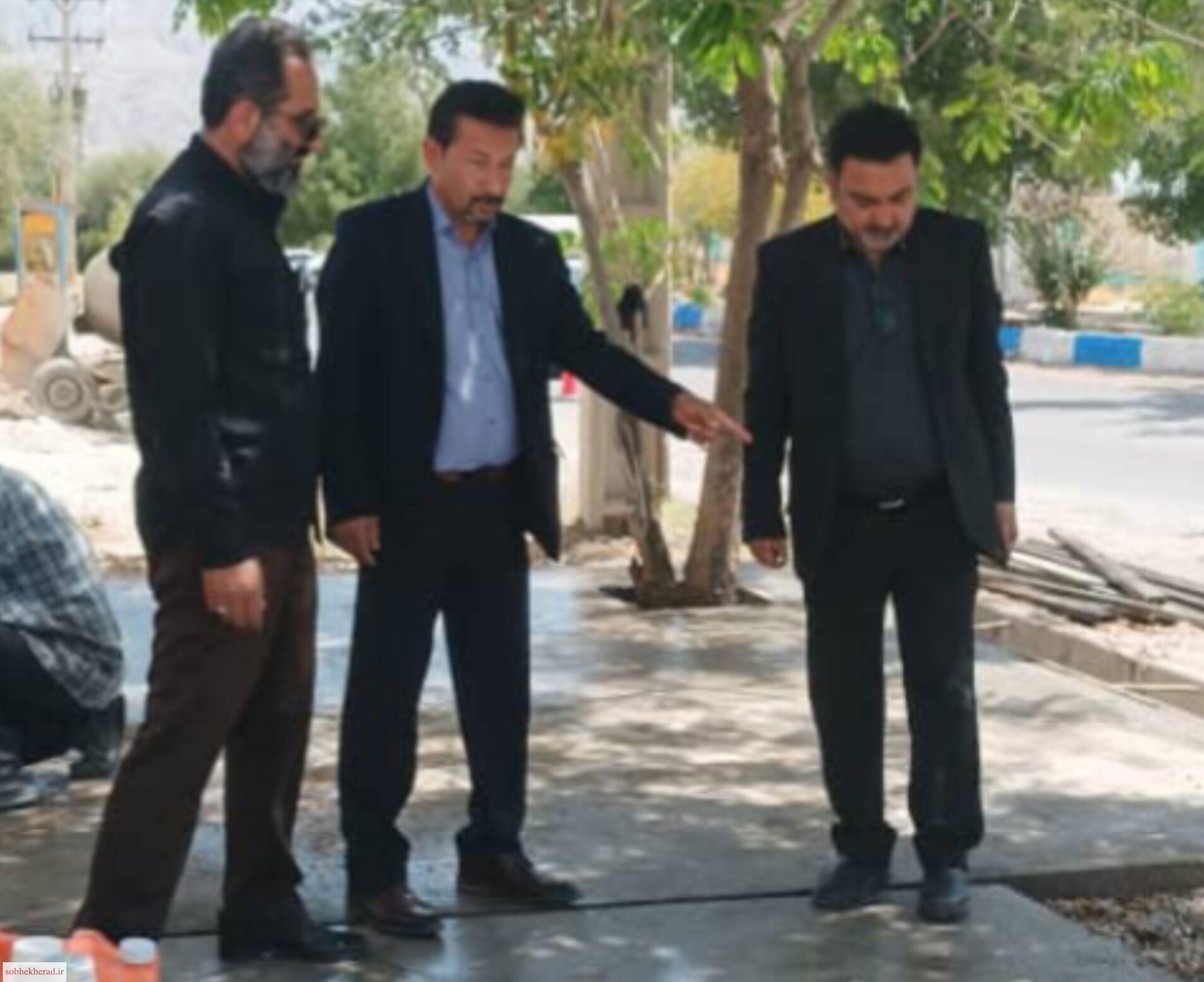 بتن‌ریزی پیاده‌رو و معابر؛ گامی در جهت آسایش شهروندان دوگنبدان