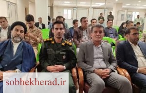 حاشیه در آیین افتتاح ساختمان تأمین اجتماعی بهمئی؛ اعتراض مسئولان به حذف نمادهای رسمی دولت