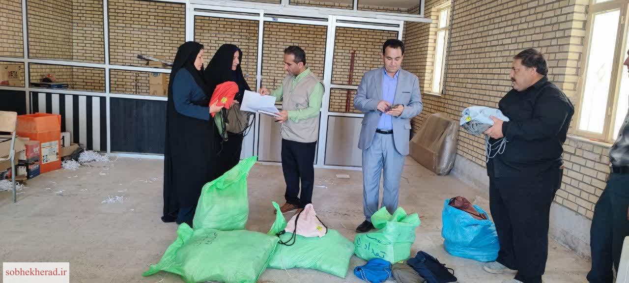 بسته‌های حمایتی نوشت‌افزار، توسط بنیاد علوی در شهرستان باشت ،توزیع شد