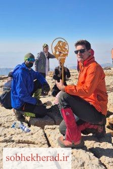 نصب تابلوی «خرس قهوه ای»بر فراز قله نیر(نور)شهرستان چرام/اقدام ارزشمند طبیعت دوستان کهگیلویه وبویراحمدو بهبهان/+فیلم وعکس