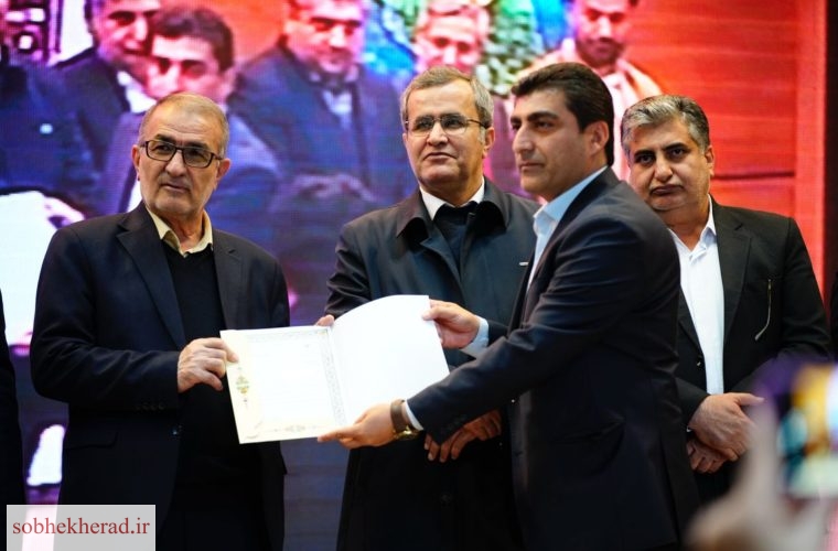 تجلیل از فرماندار لنده به عنوان فرماندار برتر در رویداد استانی خانواده تجلیل از فرماندار لنده به عنوان فرماندار برتر در رویداد استانی خانواده