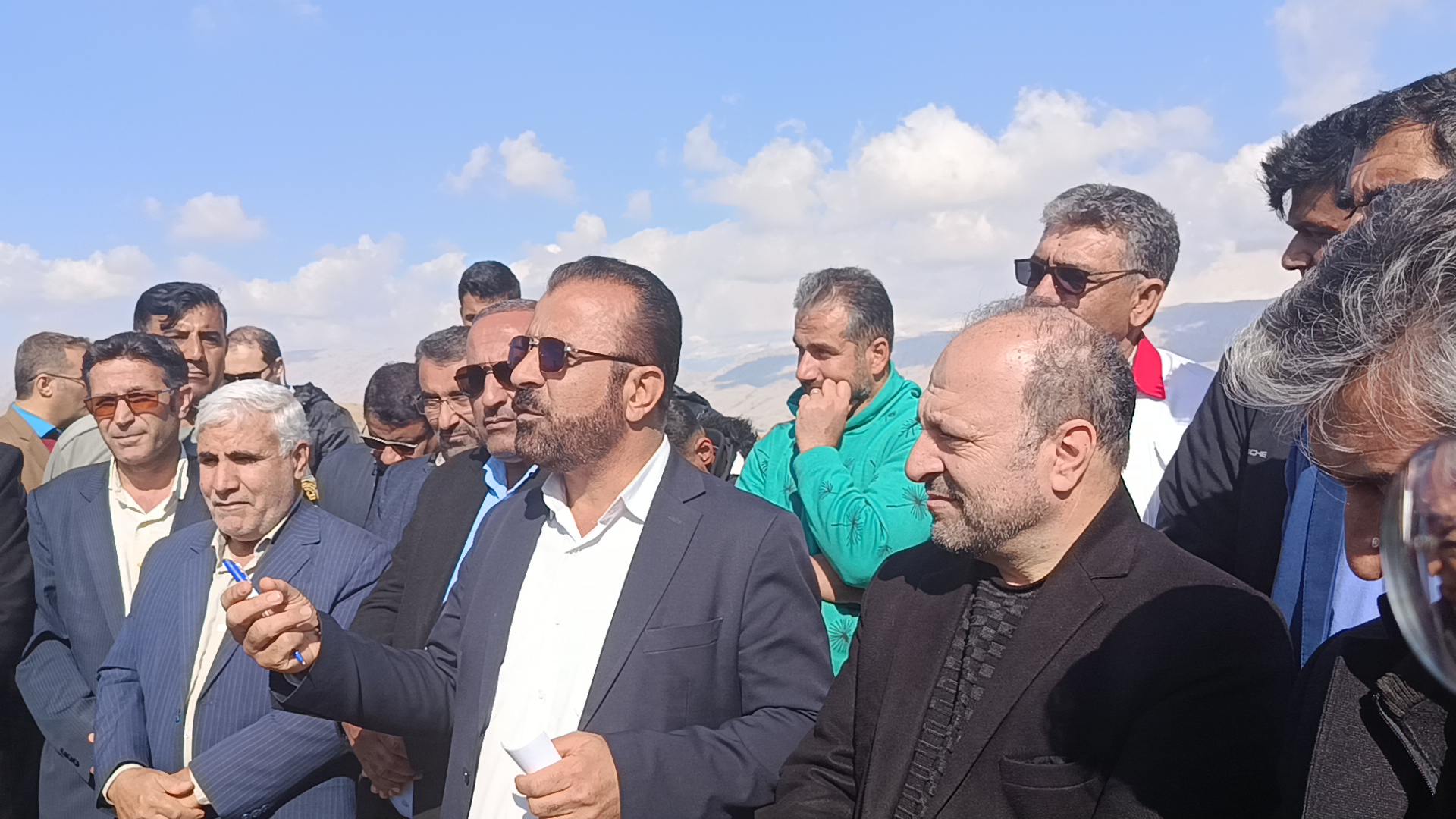 عزم جدی دولت وفاق ملی برای اجرای پتروشیمی چرام/بازدید معاونین استاندار؛فرماندار و سرمایه گذار از اراضی پیشنهادی طرح/گفت و گوی مدیران و مالکین/جر سر خیش بهتر از صلح سر خرمن+فیلم