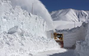 کلیپ انباشت برف ۷ متری در یک گردنه!