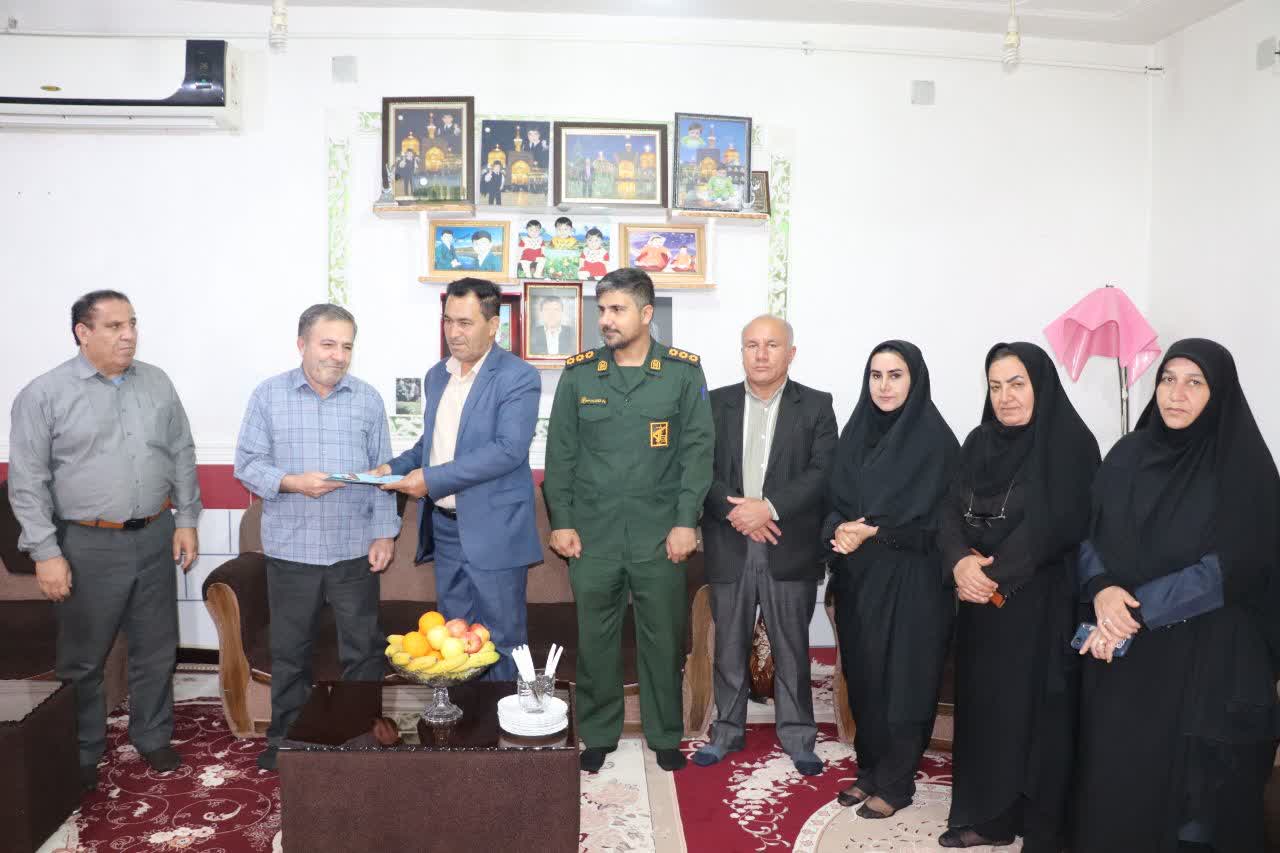 مدیر آموزش وپرورش شهرستان باشت به مناسبت هفته معلم با خانواده جانباز فرهنگی دیدار کردند. مدیر آموزش وپرورش شهرستان باشت به مناسبت هفته معلم با خانواده جانباز فرهنگی دیدار کردند.