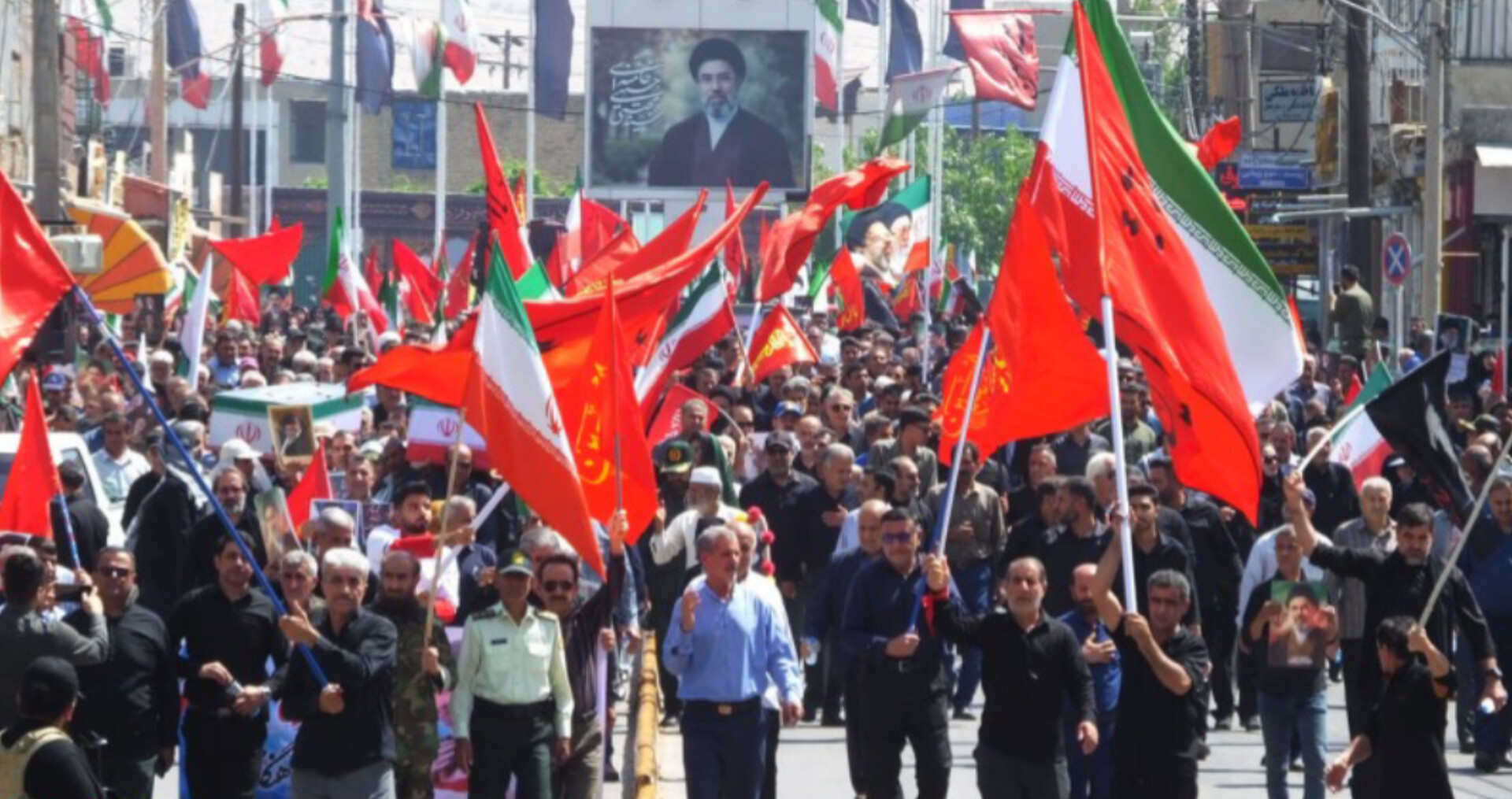 با حضور در مراسم تشییع نمادین «رهبر شهید»، وفاداری خود را به آرمانهای انقلاب اسلامی به نمایش گذاشتند با حضور در مراسم تشییع نمادین «رهبر شهید»، وفاداری خود را به آرمانهای انقلاب اسلامی به نمایش گذاشتند