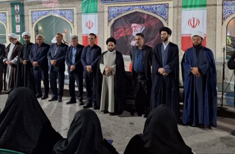 تجلیل از خانواده شهدای اقتدار در محفل سوگواری دهه آخر صفر تجلیل از خانواده شهدای اقتدار در محفل سوگواری دهه آخر صفر