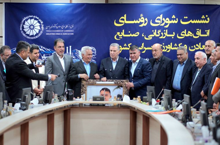 تجلیل از ۱۶سال تلاش و خدمت جبار کیانی پور در اتاق بازرگانی یاسوج