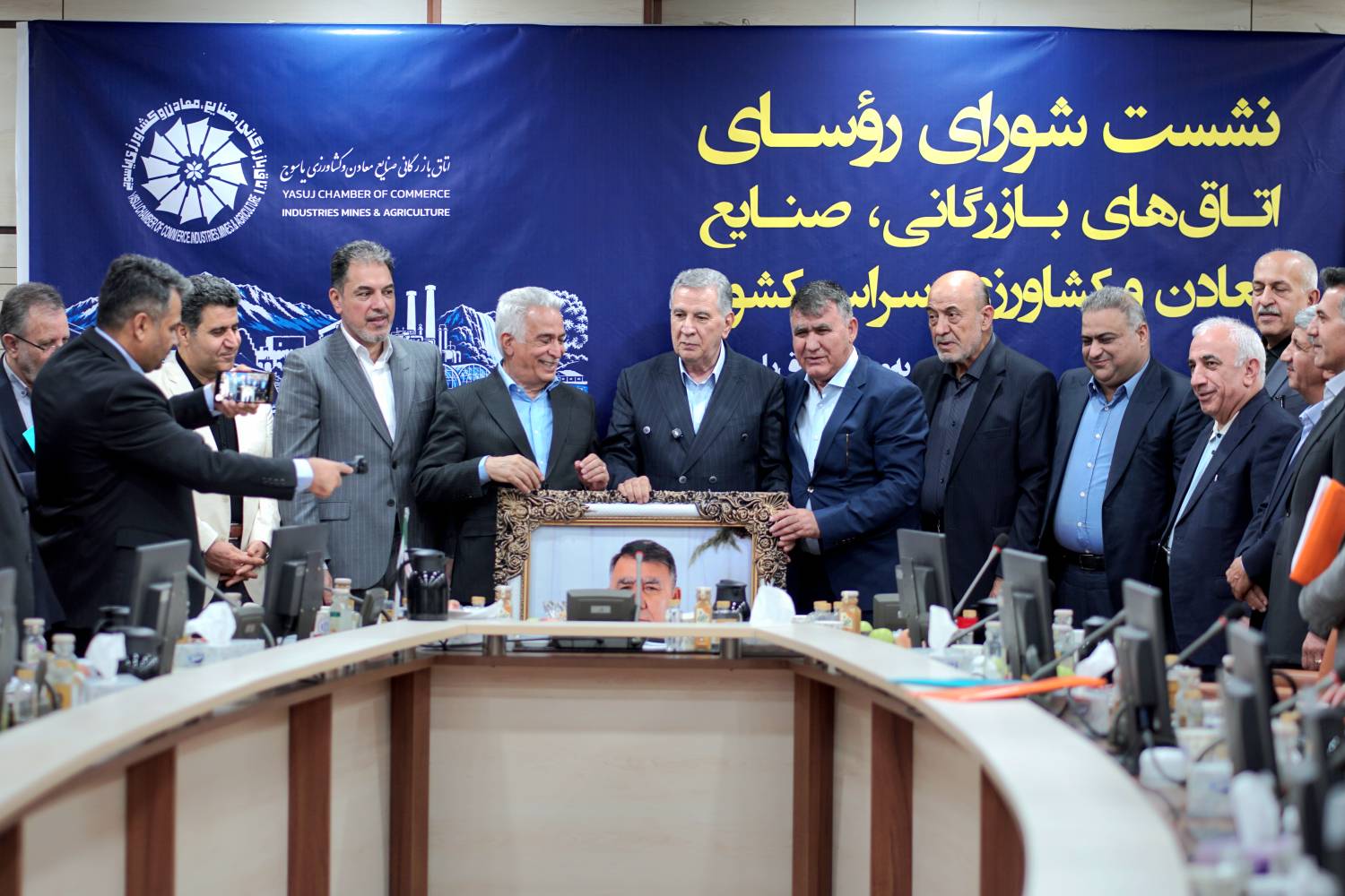تجلیل از ۱۶سال تلاش و خدمت جبار کیانی پور در اتاق بازرگانی یاسوج تجلیل از ۱۶سال تلاش و خدمت جبار کیانی پور در اتاق بازرگانی یاسوج