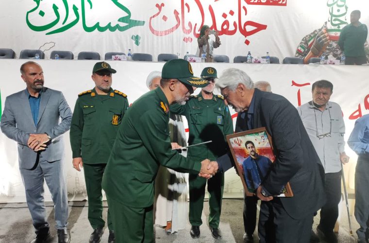 در رزمایش «جان فدایان گچساران » یاد شهدای وطن با تکریم خانواده های ایثارگر زنده شد در رزمایش «جان فدایان گچساران » یاد شهدای وطن با تکریم خانواده های ایثارگر زنده شد