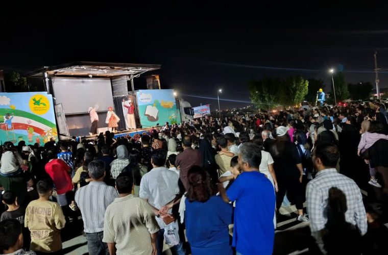 استقبال ۳ هزار نفری کودکان و خانوادههای گچسارانی از نمایش «شاهزاده شامپیا» استقبال ۳ هزار نفری کودکان و خانوادههای گچسارانی از نمایش «شاهزاده شامپیا»