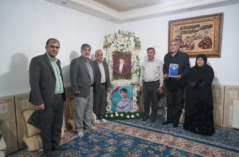 تجلیل از خانواده شهدای صندوق ذخیره بسیجیان در سفر مدیر عامل این سازمان به یاسوج تجلیل از خانواده شهدای صندوق ذخیره بسیجیان در سفر مدیر عامل این سازمان به یاسوج